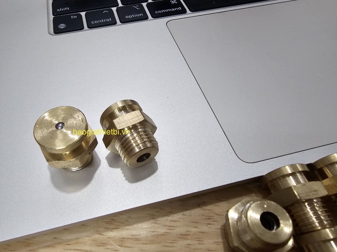 VÚ MỠ NÚT BẰNG ĐỒNG M9.6